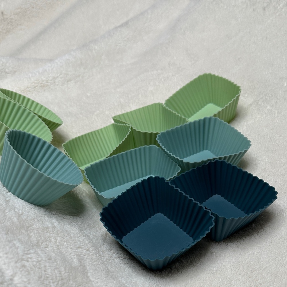 Set of 10 Silicone Bento Box or Baking Cups in Green and Blue Varied Sizes EUC - Picture 5 of 11